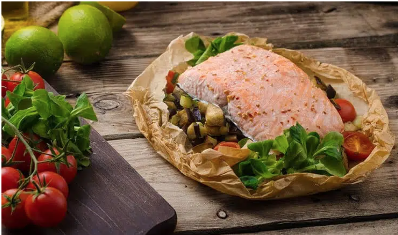 papillote de salmón con calabacín y tomates Cherry con calabaza,  garbanzos y aliño de yogur